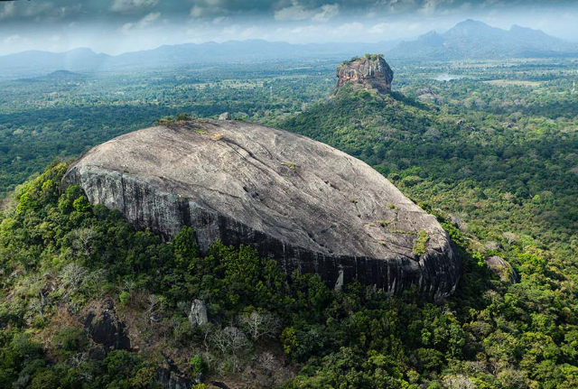 ಪಿದುರಂಗ ಬಂಡೆ ಮತ್ತು ಬುದ್ಧನ ಪ್ರತಿಮೆ - Sigiriya | Secret World Trip Planner