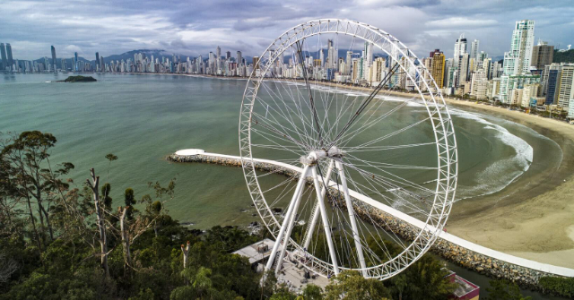 La passerella sulla spiaggia di Balneário Camboriú — Balneário Camboriú