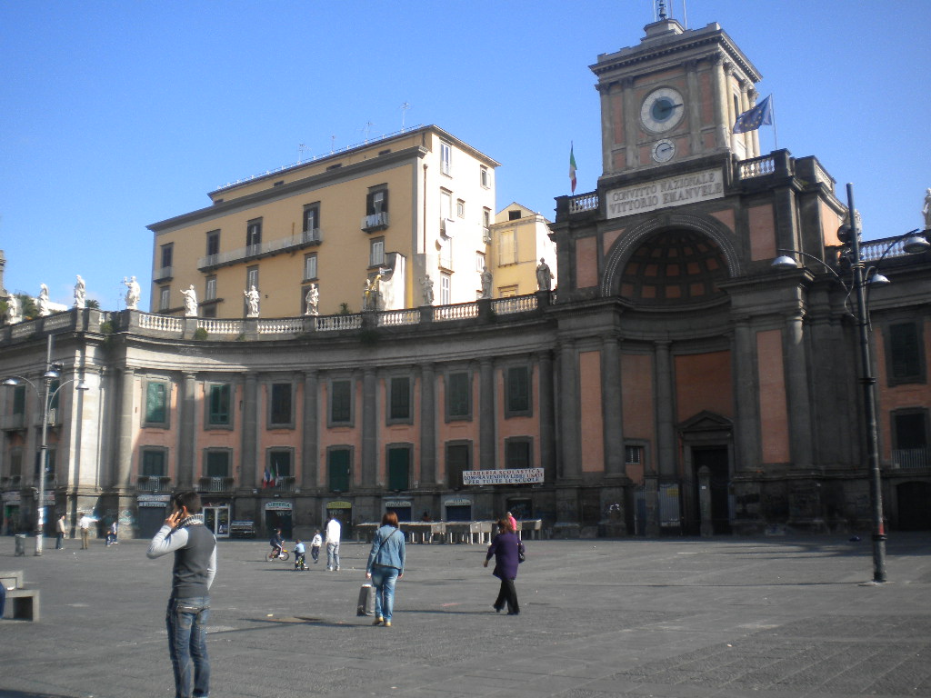 O raro relógio que segue a equação do tempo - Napoli | Secret World Trip Planner