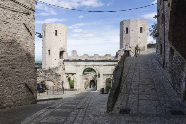 Tramonto sulla Porta Venere - Spello | Secret World Trip Planner