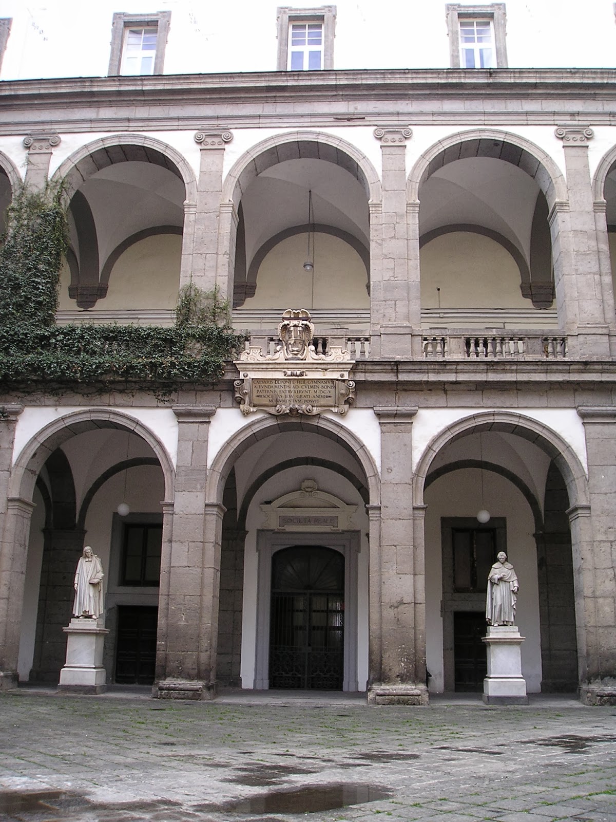 Frelserens hus - gårdsplads med statuer - Napoli | Secret World Trip Planner