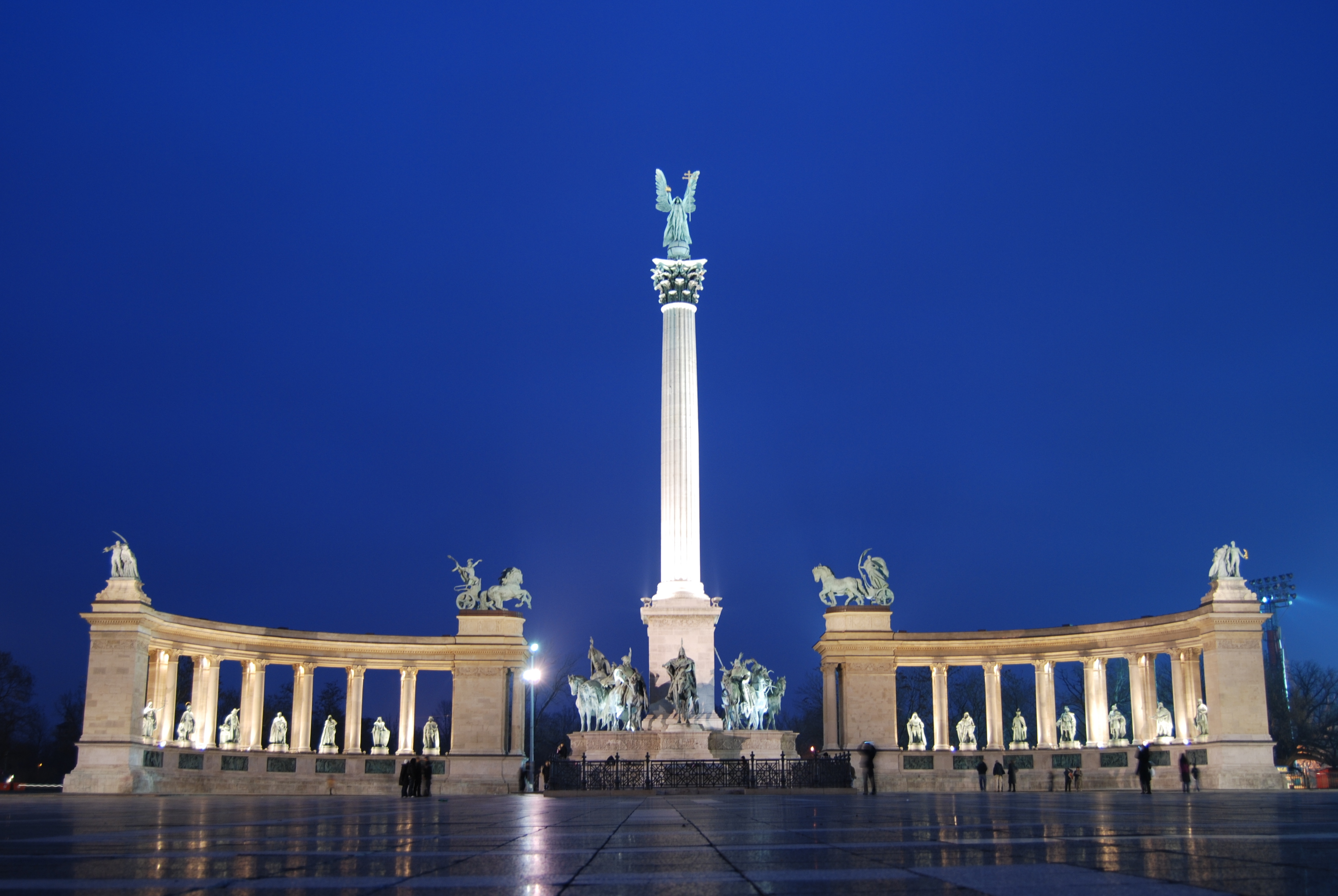 Os famosos Heroes' Praza en Budapest - Budapest | Secret World Trip Planner