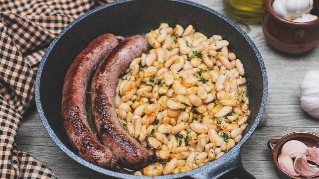 Botifarra amb Mongetes (salsiccia catalana con fagioli bianchi) — Girona