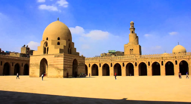 La Moschea di Ibn Tulun, situata al Cairo, in Egitto, è una delle più antiche e migliori moschee del mondo. - Ibn Tulun Mosque | Secret World Trip Planner