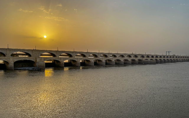 Sbarramento di Sukkur: Meraviglia ingegneristica dell'irrigazione pakistana — Sukkur
