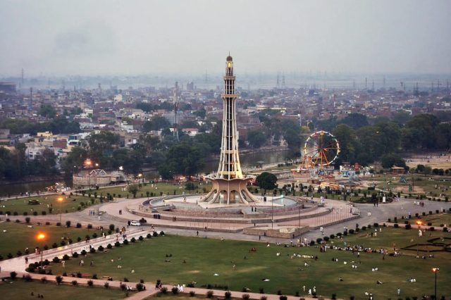 L'iconico Minar-e Pakistan - Lahore | Secret World Trip Planner