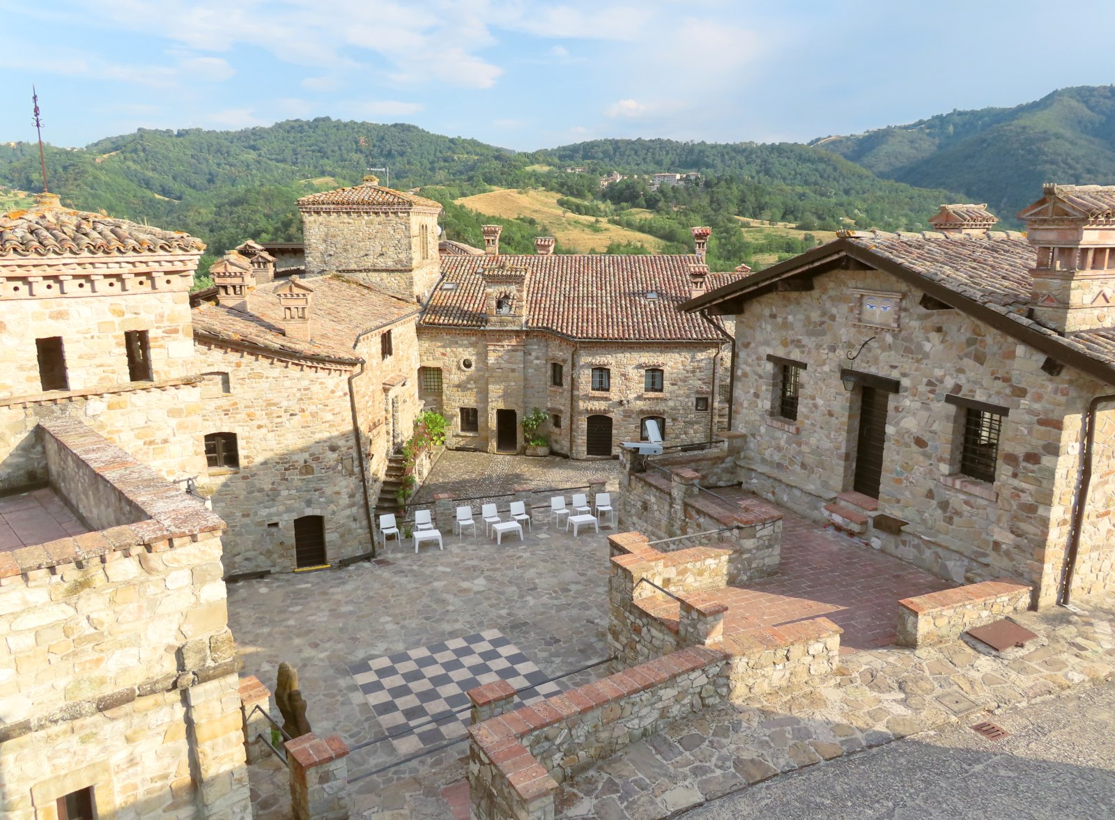 Votigno di Canossa és a kis buddhista templom - Votigno di Canossa | Secret World Trip Planner
