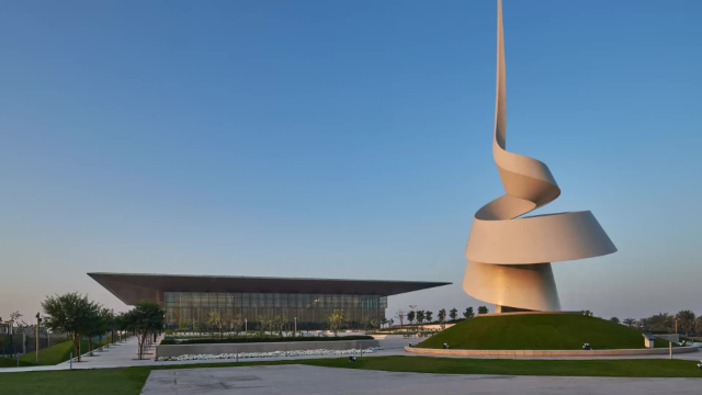 Il rotolo, una scultura monumentale progettata da Gerry Judah - Sharjah | Secret World Trip Planner