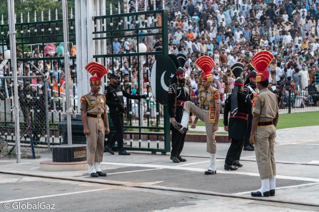 Ceremonia en la frontera de Wagah - Hardo Rattan | Secret World Trip Planner