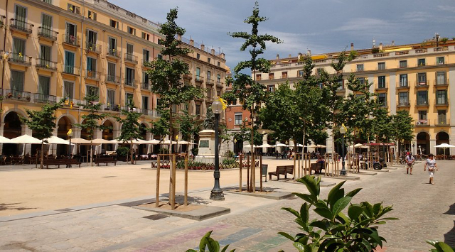 Plaça de la Independència - L'elegante cuore pulsante urbano di Girona - Girona | Secret World Trip Planner