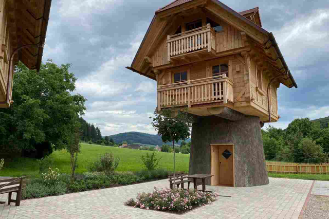 Schwarzwalder Hof è il villaggio delle case sull'albero. - Freiburg im Breisgau | Secret World Trip Planner