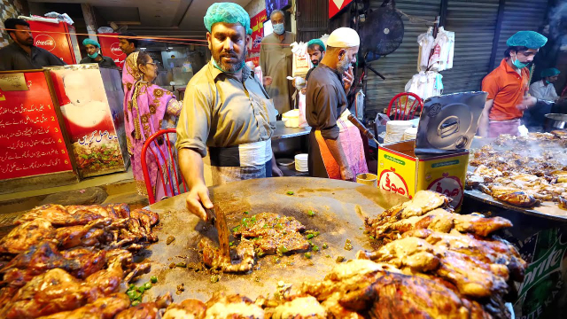 拉合尔美食街位于堡垒路和罗什奈门之间的城墙内。 - Lahore | Secret World Trip Planner