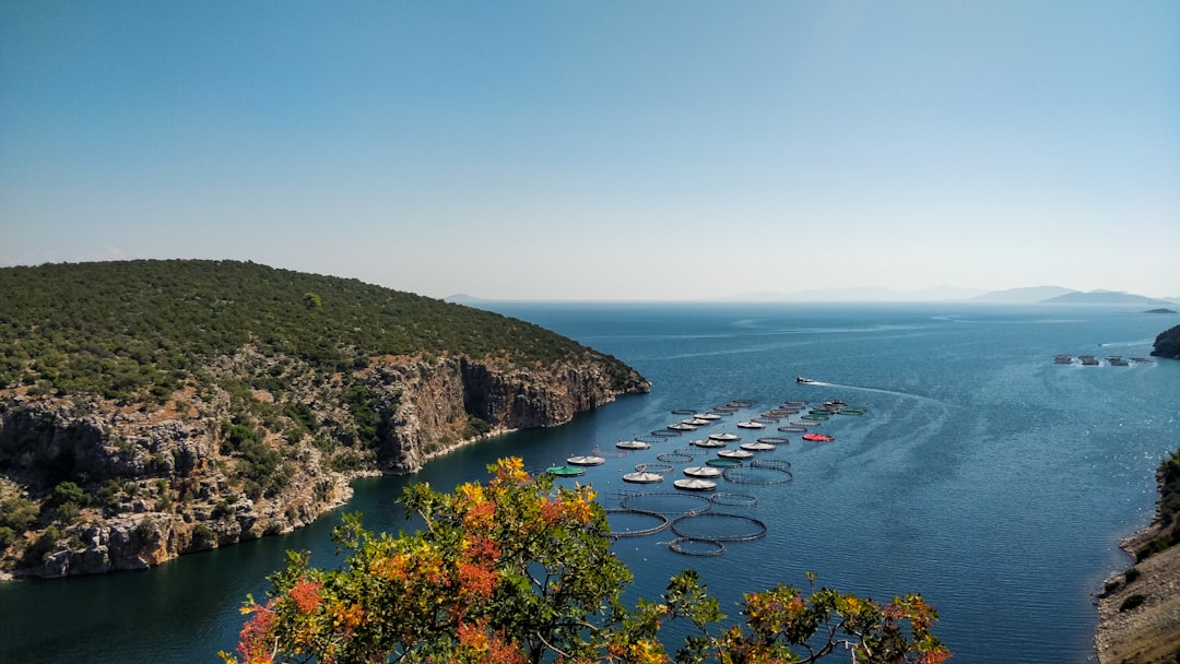 Pag-upo sa gitna ng Saronik Golpo, Poros ay isang maliit na Aegean pinakahiyas! - Poros | Secret World Trip Planner