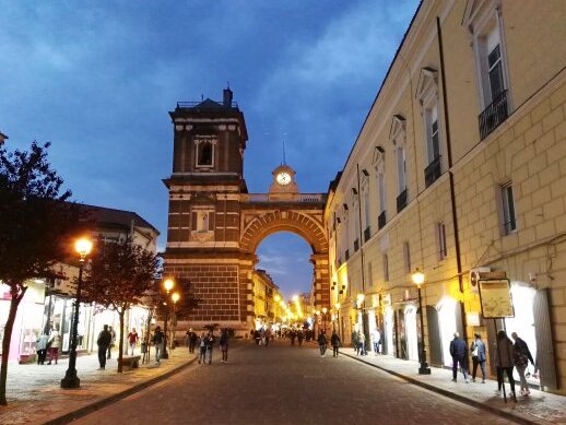 Aversa / Norman gate eller annunziata klocktorn - Aversa | Secret World Trip Planner