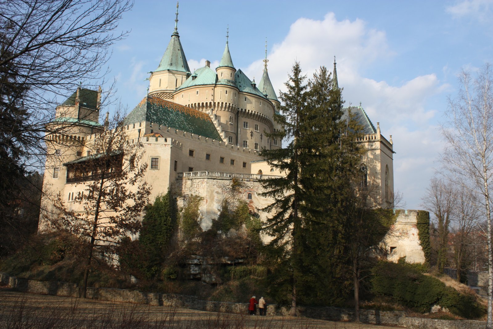 Castle in Bojnice: a treasure of Slovakia - Zámok a okolie 1 | Secret World Trip Planner
