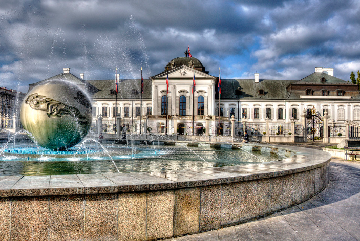 Við Grassalkovich Palace í Bratislava - Bratislava | Secret World Trip Planner
