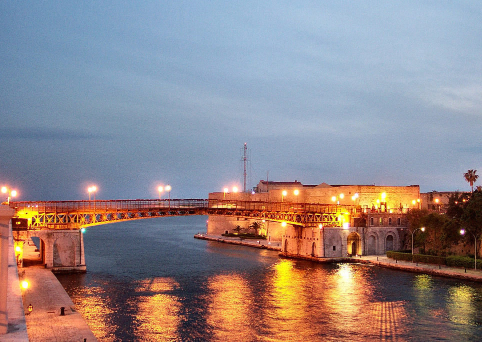 Taranto ed il Ponte Girevole - Taranto | Secret World Trip Planner
