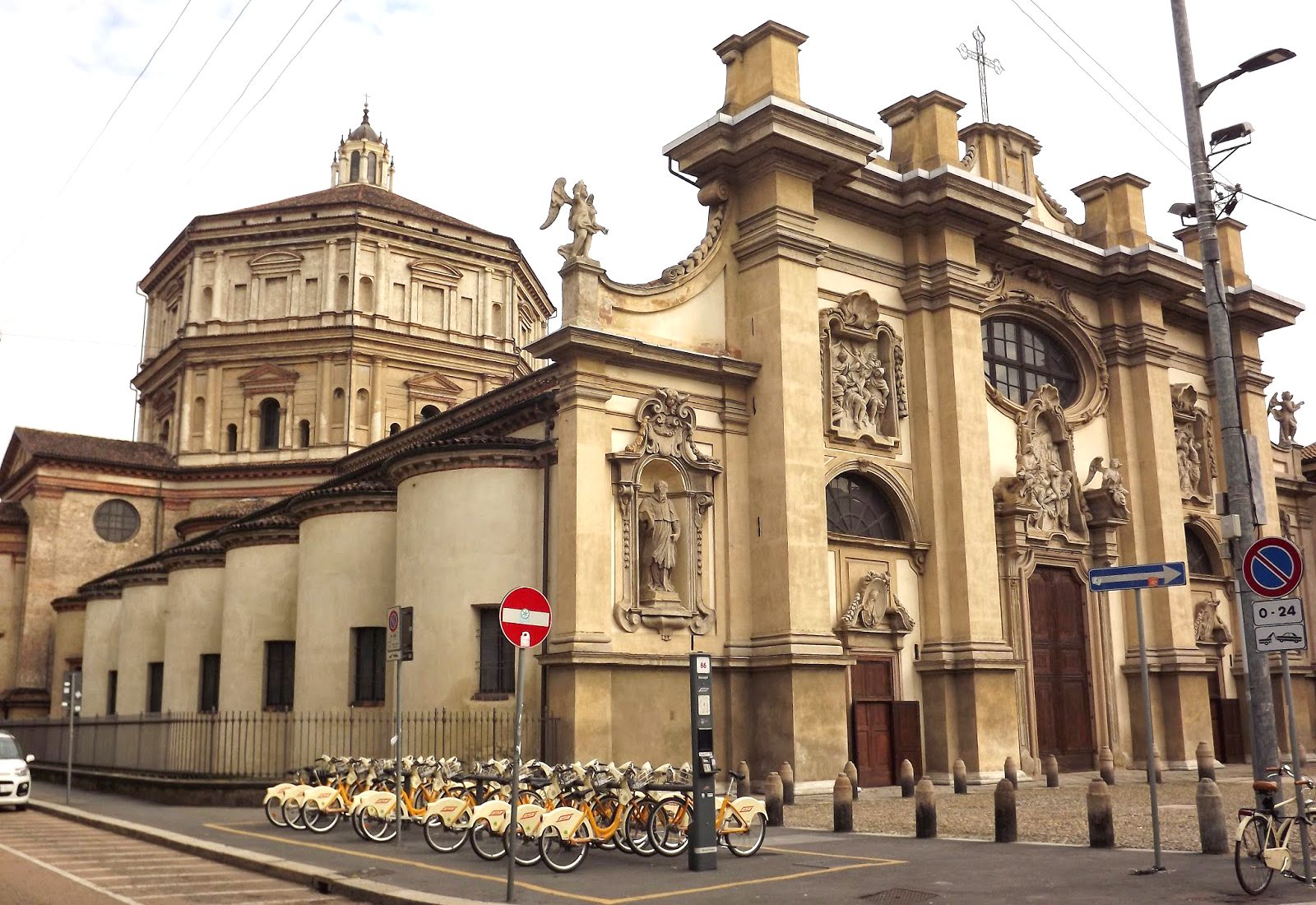 စန်တာမာရီယာဒဲလ်လာပါလက်ဆီဘုရားကျောင်း - Milano | Secret World Trip Planner