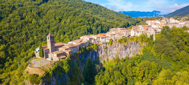 Castellfollit de la Roca - Un pueblo al filo del tiempo - Girona | Secret World Trip Planner