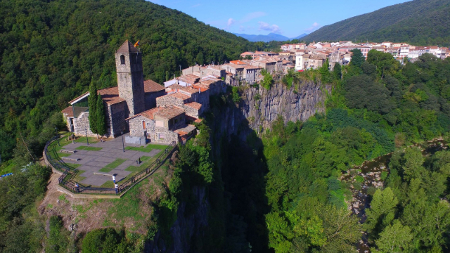 Castellfollit de la Roca - Un pueblo al filo del tiempo - Girona | Secret World Trip Planner