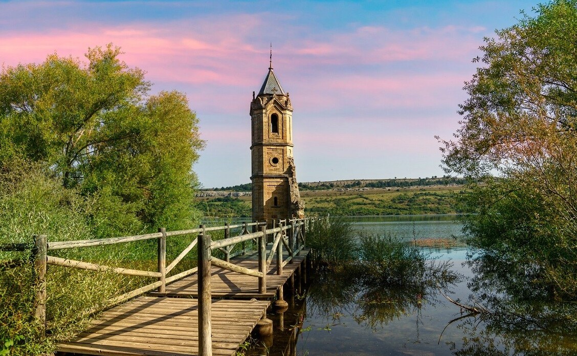 Ebro : “The Cathedral of Fishes” — Embalse del Ebro
