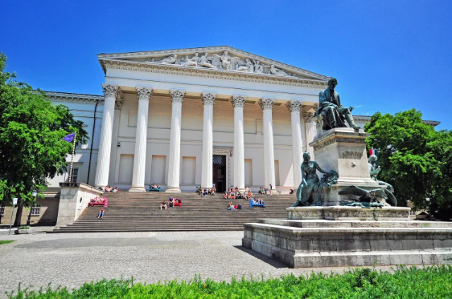 Hungariako Museo Nazionala - Budapest | Secret World Trip Planner