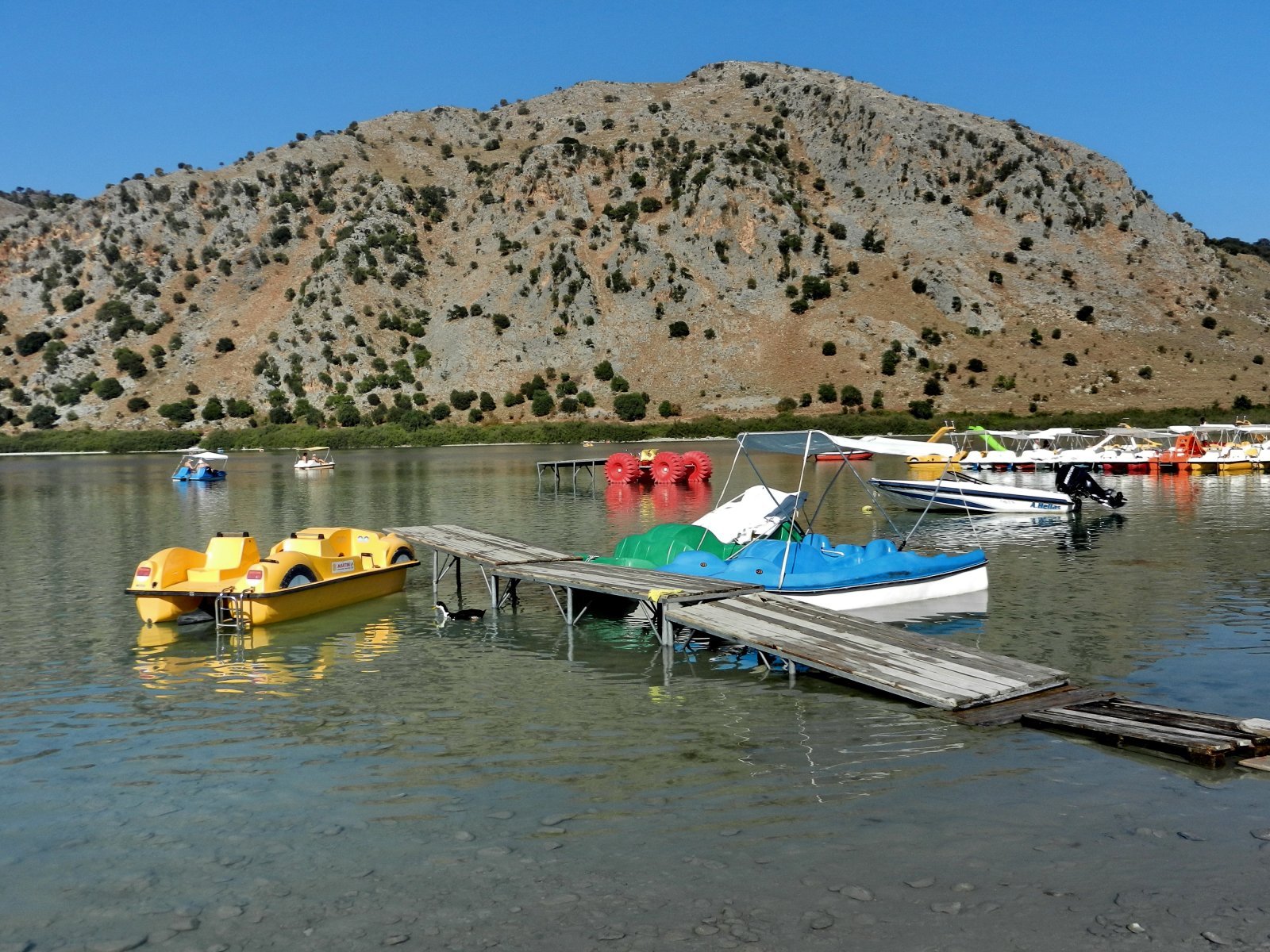 Lago Kournas sull'isola di Creta - Курна | Secret World Trip Planner