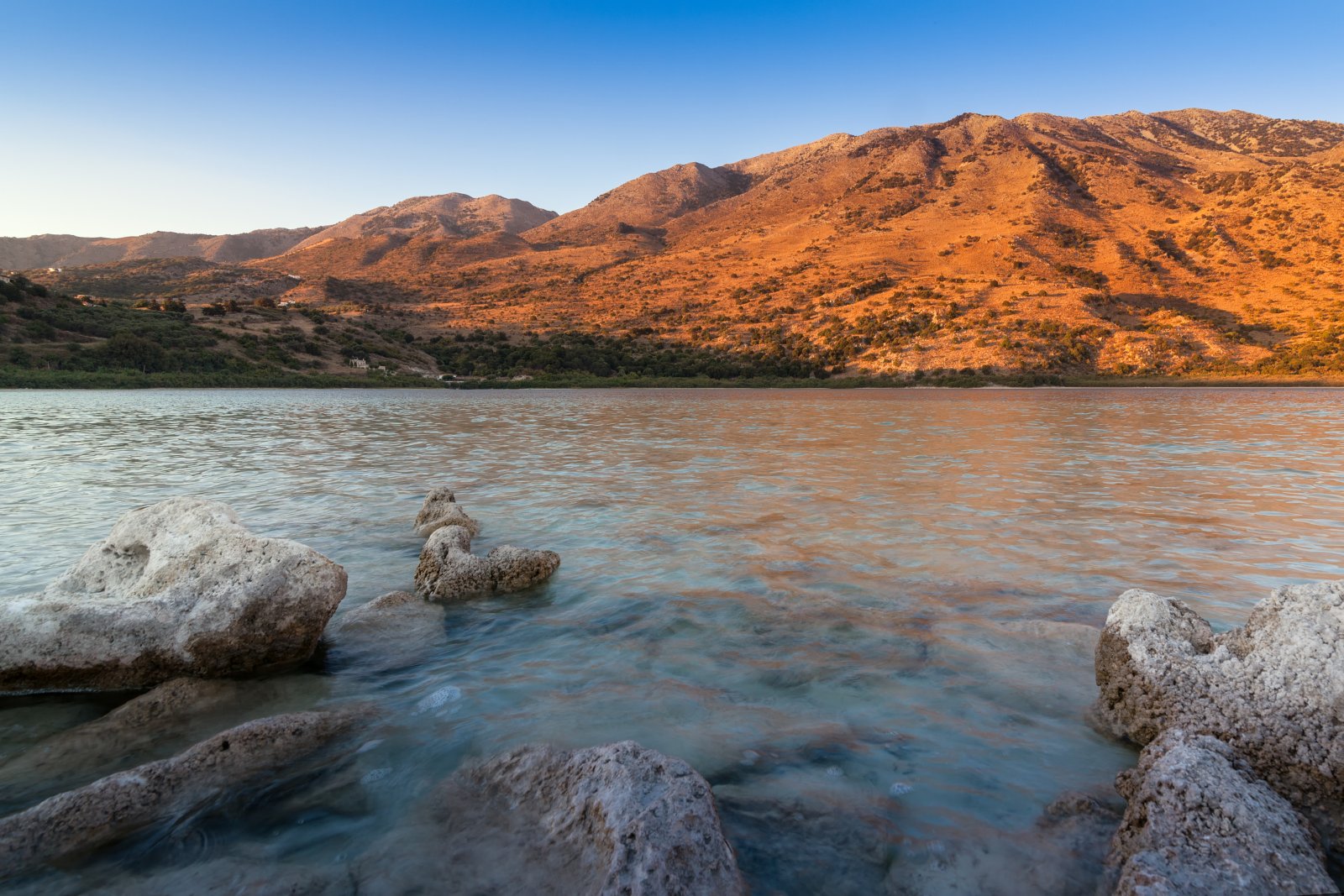 Lago Kournas sull'isola di Creta - Курна | Secret World Trip Planner