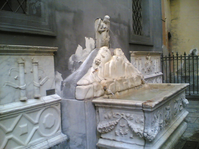 Fontein van de Spinacorona - Napoli | Secret World Trip Planner