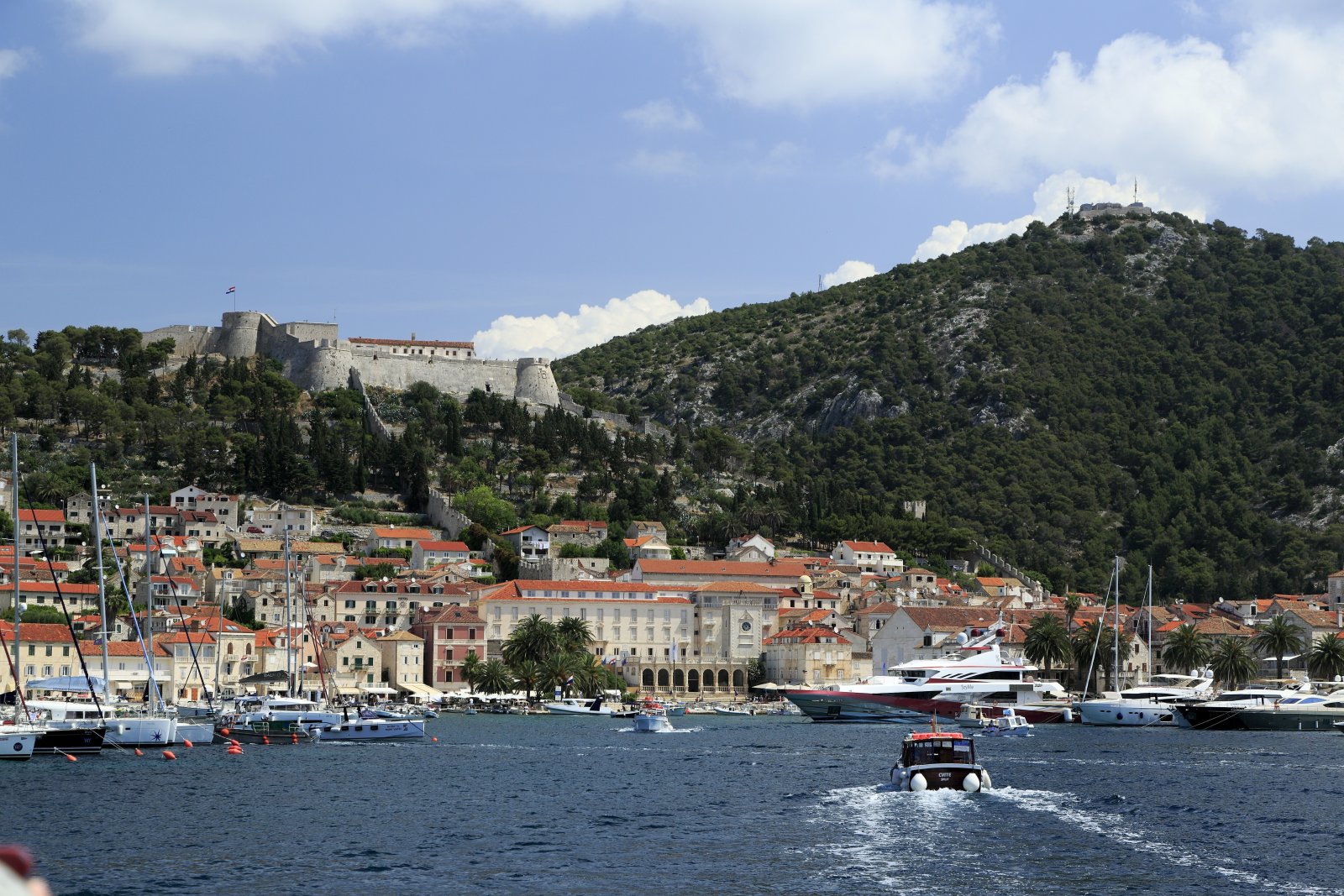 Hvar-sziget: a leghíresebb dalmát part  - Lesina | Secret World Trip Planner