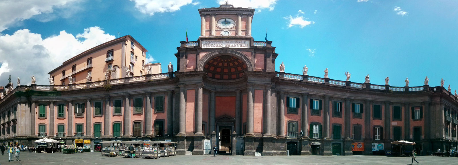 An faire annamh a leanann an chothromóid ama - Napoli | Secret World Trip Planner