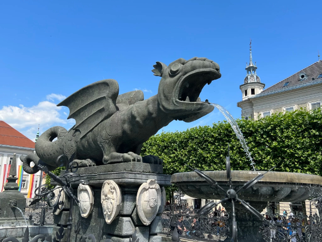 Fântână cu viermișori - Klagenfurt am Wörthersee | Secret World Trip Planner