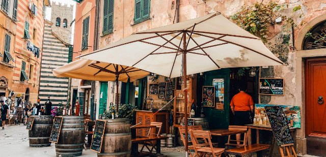 Tienda de vinos en Eliseo's - Monterosso al Mare | Secret World Trip Planner