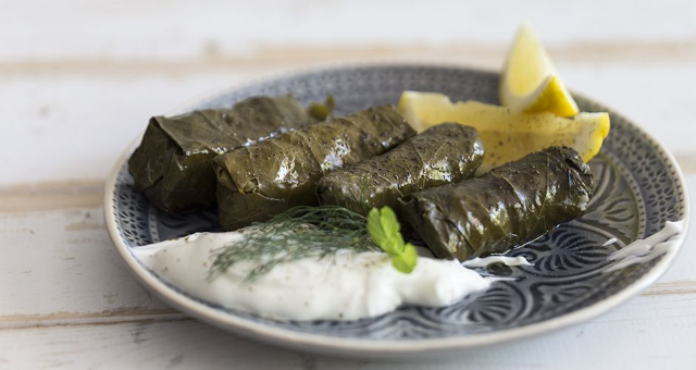 Dolmades griegos - Hojas de parra rellenas - Athina | Secret World Trip Planner