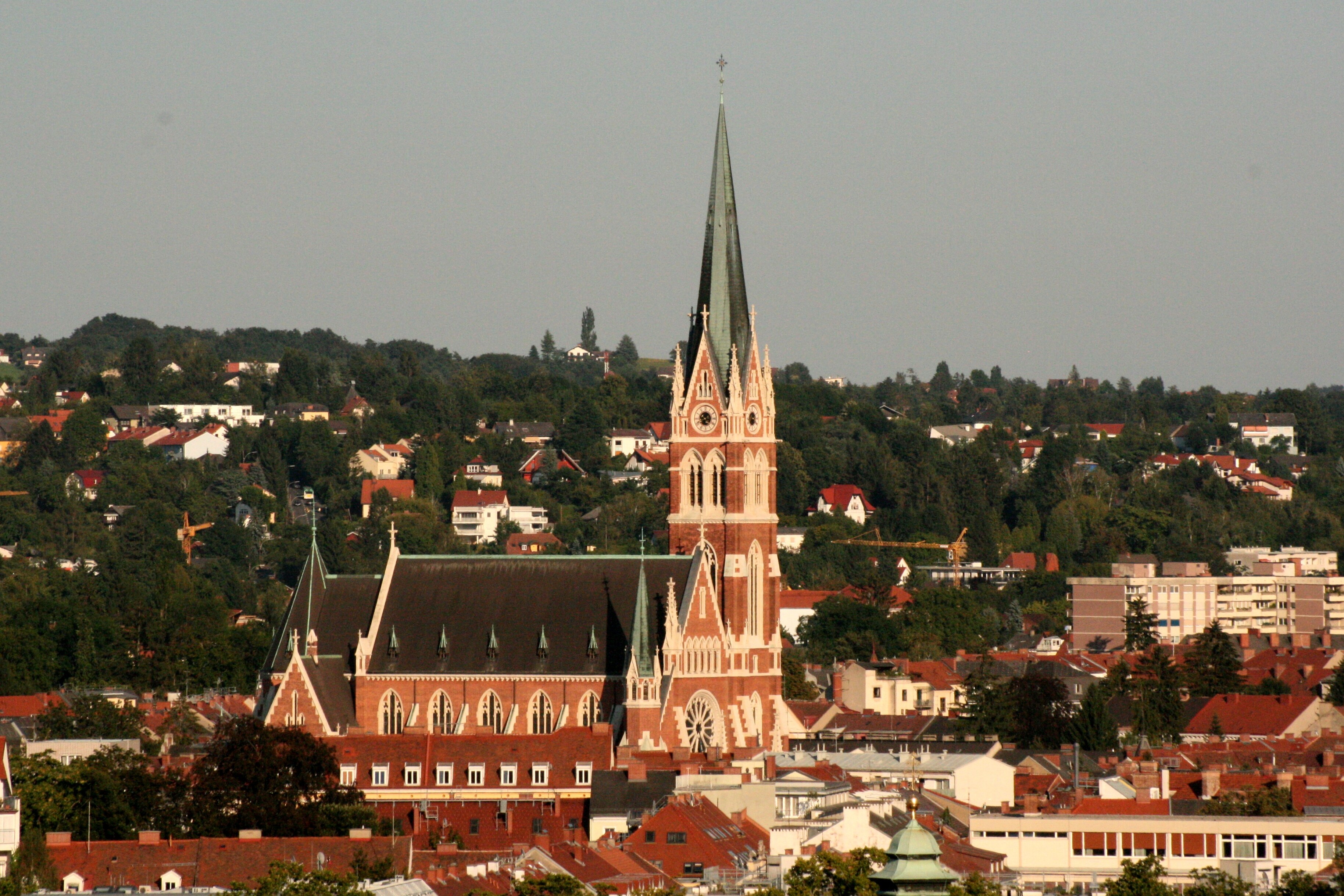 De Herz-Jesu-Kirche is de grootste kerk in Graz. - Graz | Secret World Trip Planner