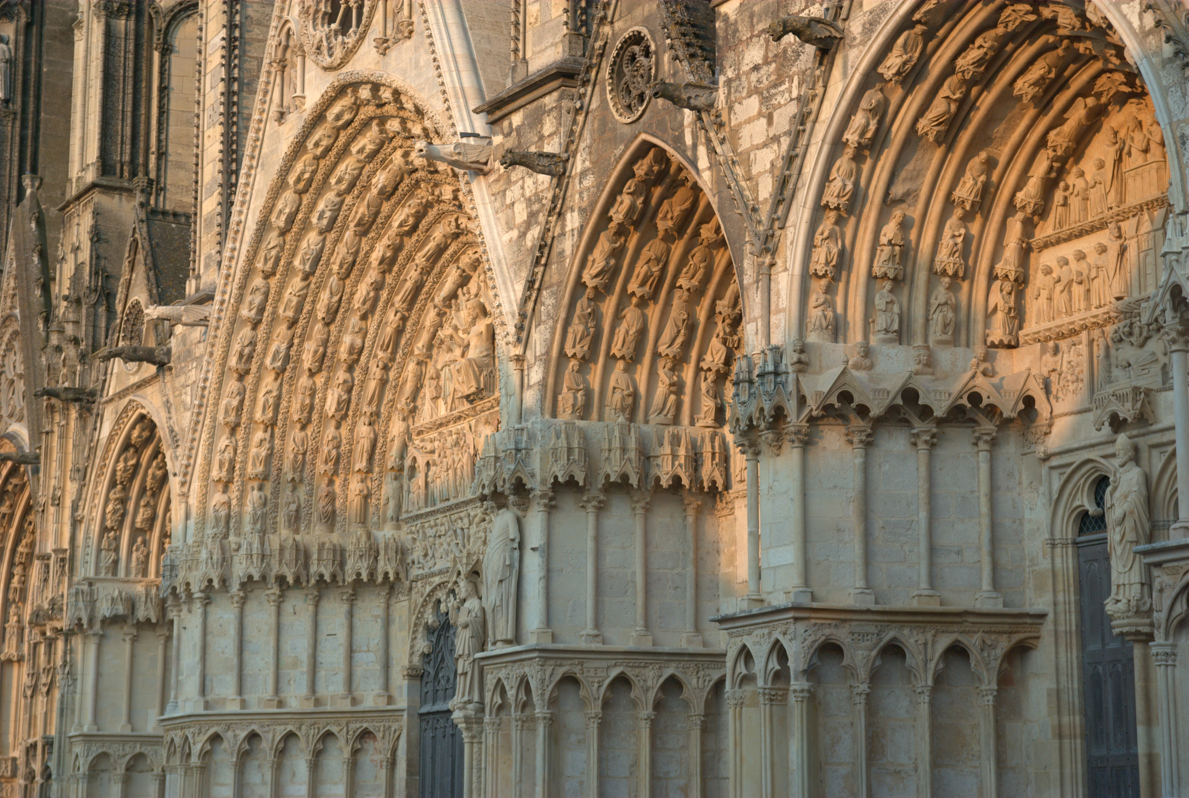 Costruita in stile gotico francese, la Cattedrale di Bourges - Bourges | Secret World Trip Planner