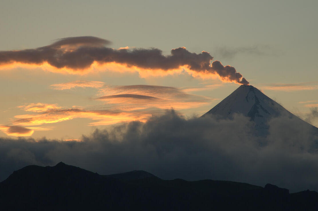 Mount Shishaldin an active volcano on Unimak Island - Vulcano Shishaldin | Secret World Trip Planner
