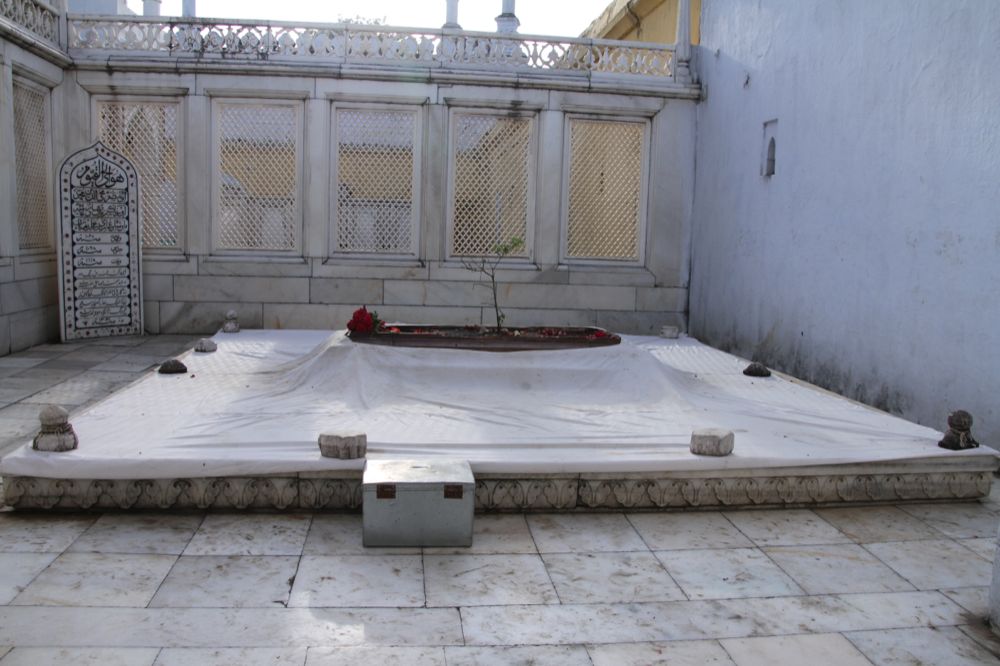 Aurangabad: Tomb of Mughal Emperor Aurangzeb - Khuldabad | Secret World Trip Planner