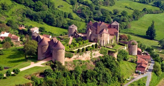 ब्रेज़े का किला - Berzé-le-Châtel | Secret World Trip Planner