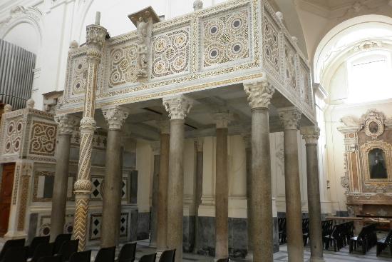 Katedralen i Salerno och dess vackra krypta - Salerno | Secret World Trip Planner