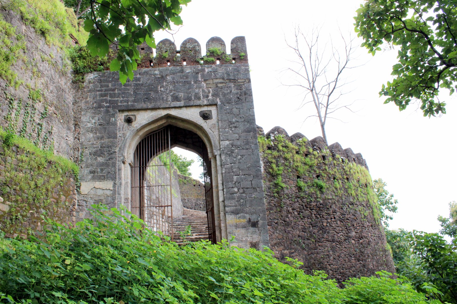 The historical Devgarh Fort - Deogarh | Secret World Trip Planner