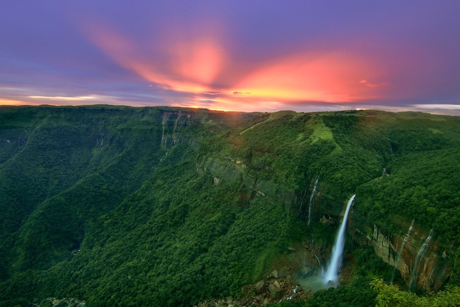 Cascate di Nohkalikai, la cascata più alta dell'India — NohKaLikai Falls