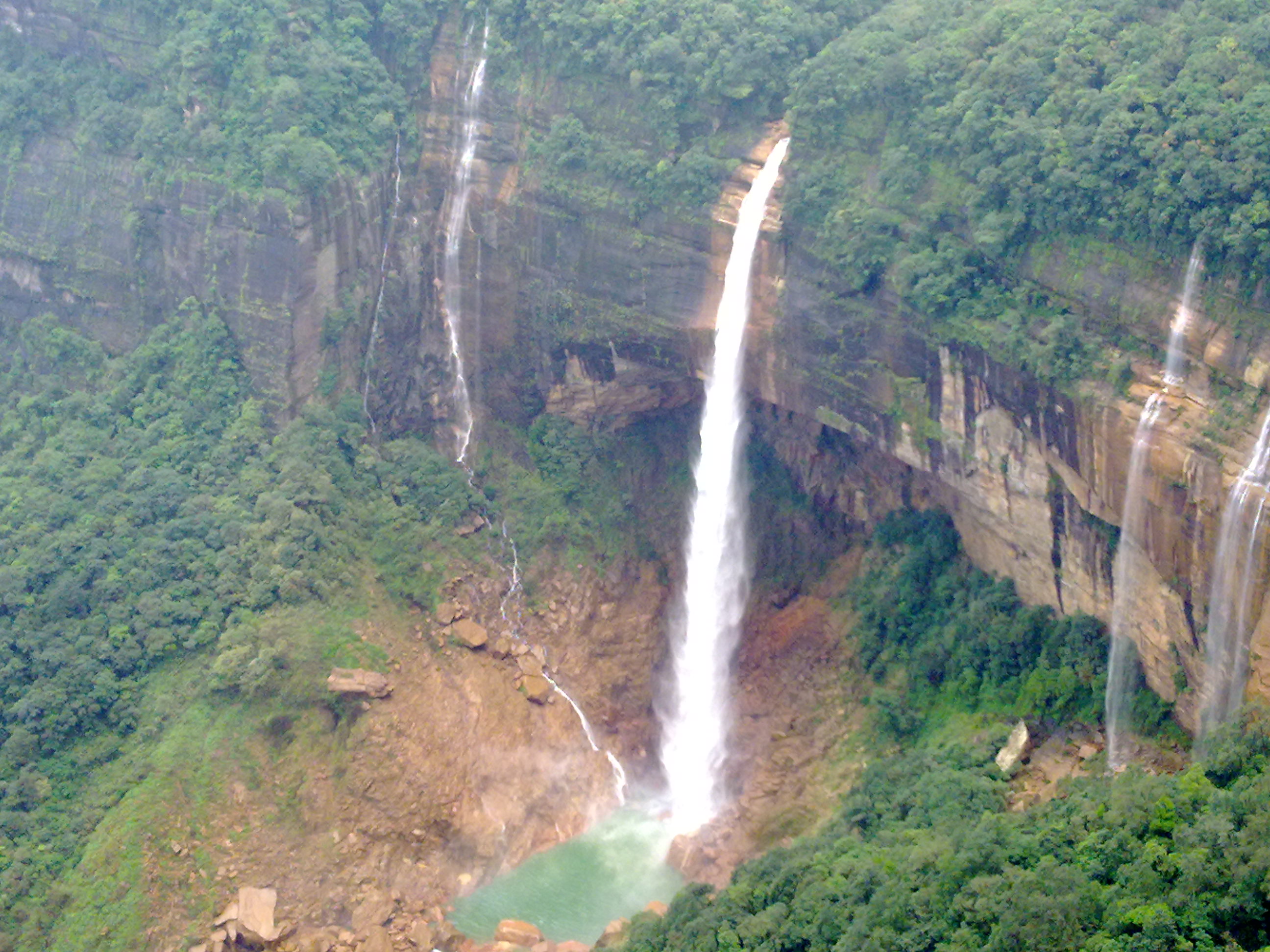 Cascate di Nohkalikai, la cascata più alta dell'India - NohKaLikai Falls | Secret World Trip Planner