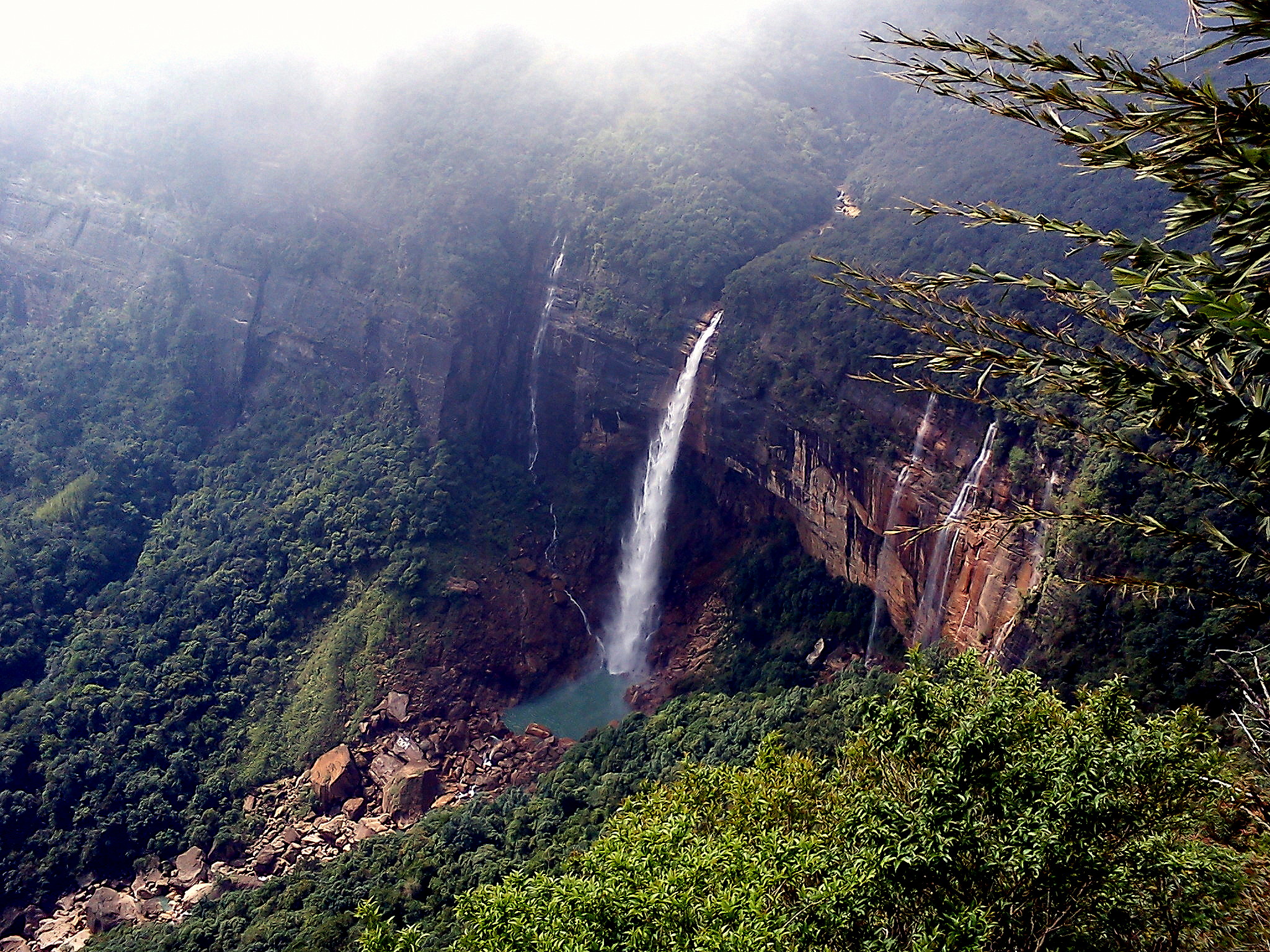 Cascate di Nohkalikai, la cascata più alta dell'India - NohKaLikai Falls | Secret World Trip Planner
