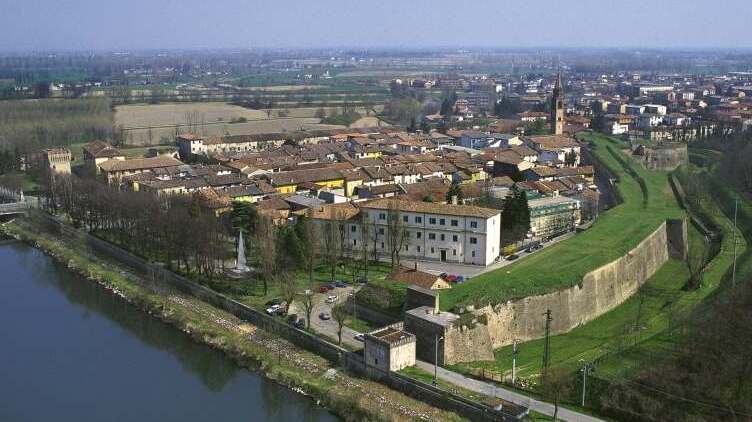 Harresiz Hiria Pizzighettone - Pizzighettone | Secret World Trip Planner