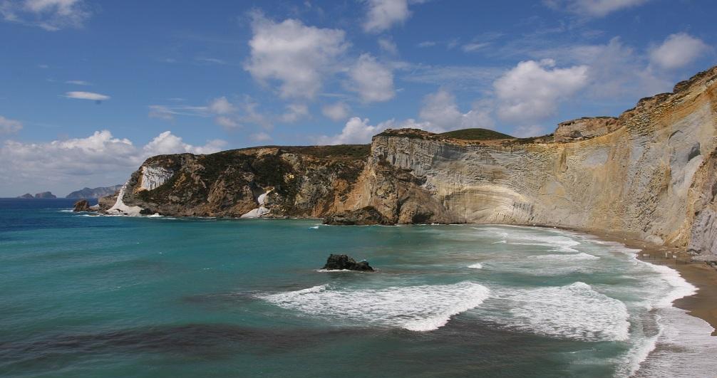 Leath Gealach Trá, trá iontach timpeallaithe ag aillte - Ponza | Secret World Trip Planner
