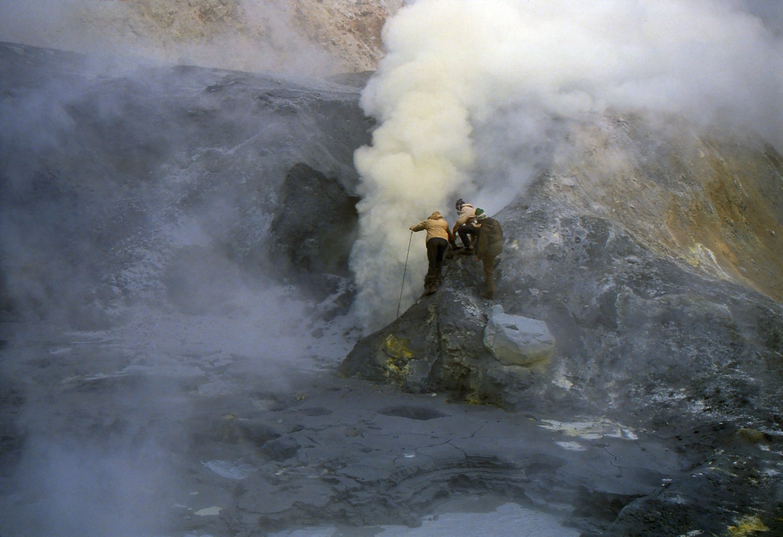 Russia: Incredible Ice Cave near the Mutnovsky Volcano - Territorio della Kam?atka | Secret World Trip Planner