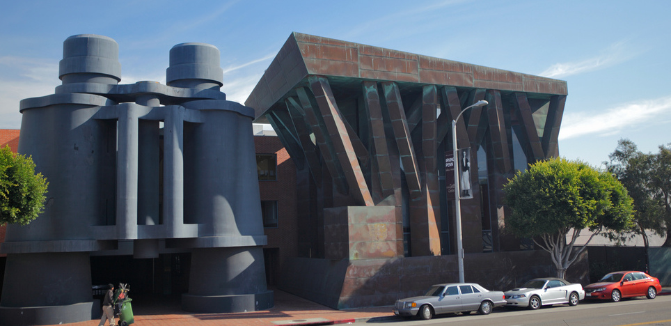 Kalifornija: Chiat Day Building by Frank Gehry - Los Angeles | Secret World Trip Planner