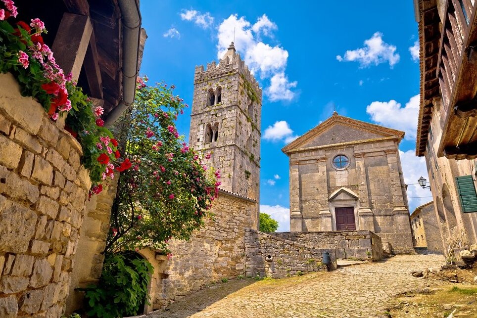 La città di Hum, La Città Più Piccola Al Mondo| Croazia — Colmo