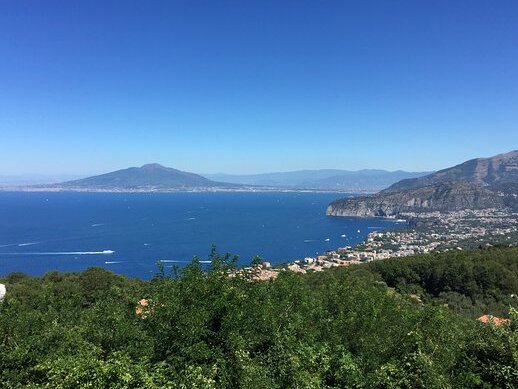 Golf von Neapel: Kloster San Paolo - Massa Lubrense | Secret World Trip Planner